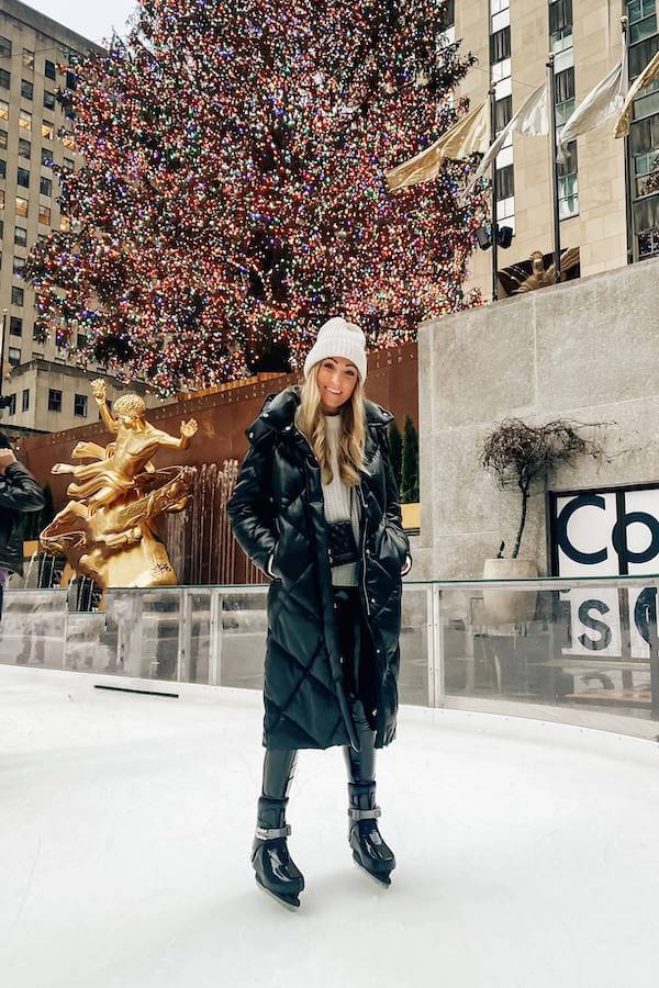 Black Puffer Coat and Winter Accessories Style