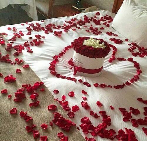 romantic bed decoration ideas for Valentines Day