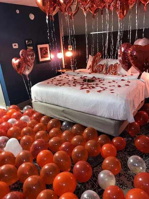 beautiful Valentines Day decorating ideas for a hotel room