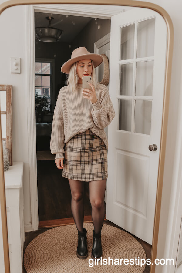 Farmhouse Mirror Selfie in Chunky Knit