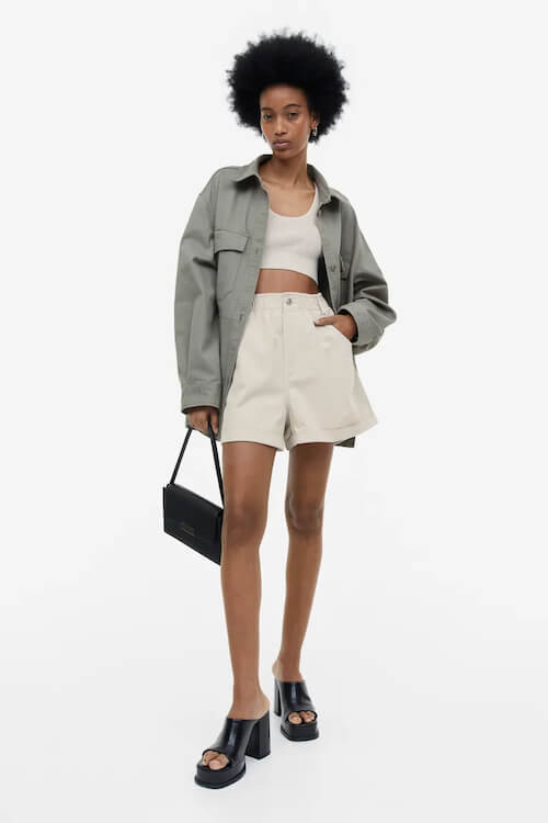 beige shorts outfit for black women