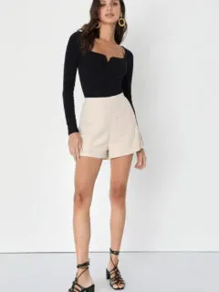 beige shorts outfit ideas women