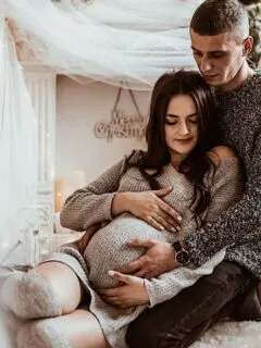 Christmas maternity photoshoot ideas outfits