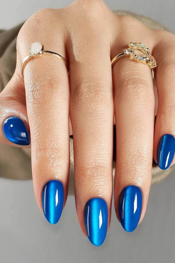 Shimmering Royal Blue Cat Eye Nails