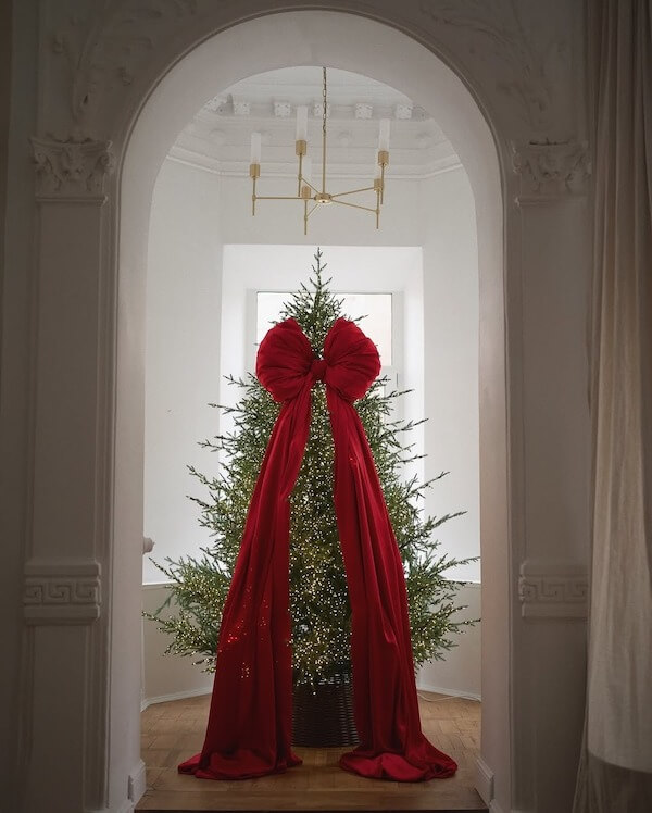 Grand Red Bow Christmas Tree