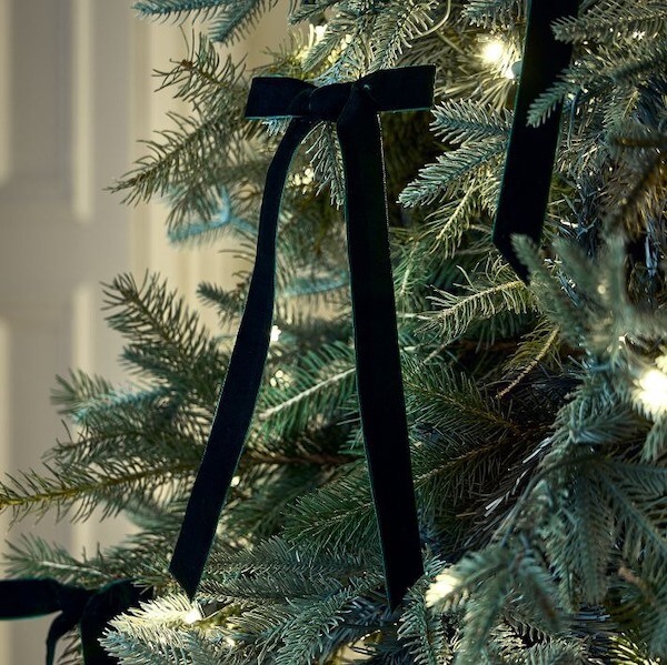Minimalist Velvet Black Bow Christmas Tree