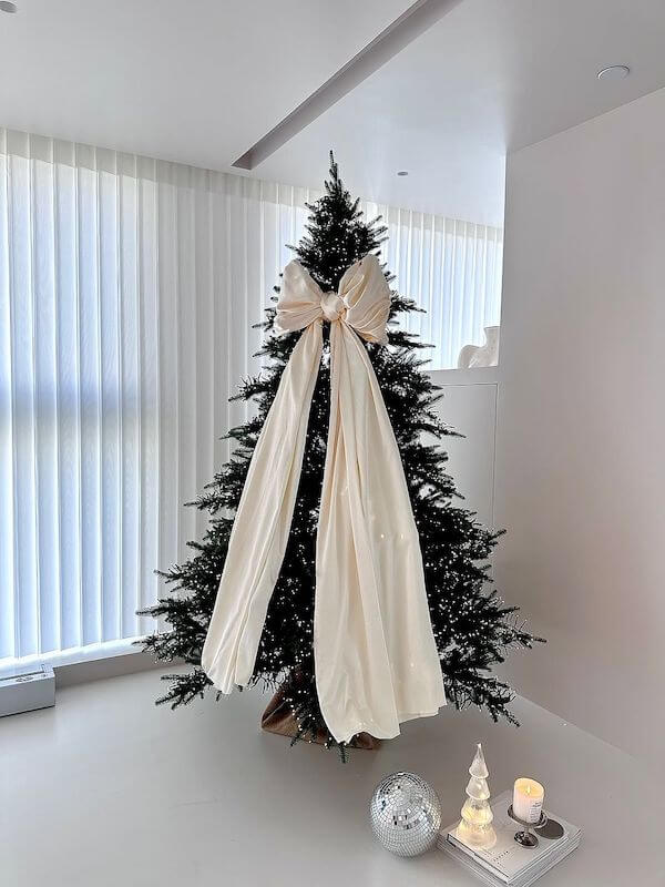 Elegant White Bow Christmas Tree