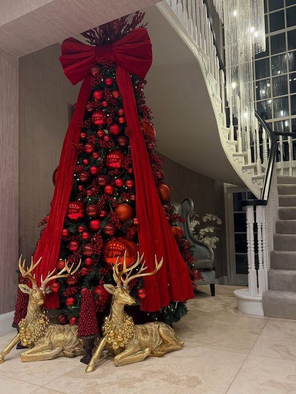 Classic Holiday Red Bow Christmas Tree