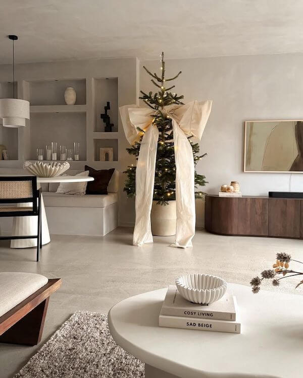 Minimal Cream Bow Christmas Tree