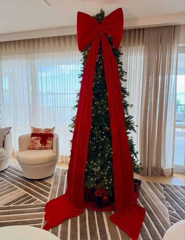 Red Bow Christmas Tree