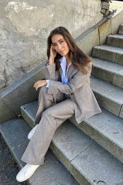 business casual work outfit ideas with sneakers women