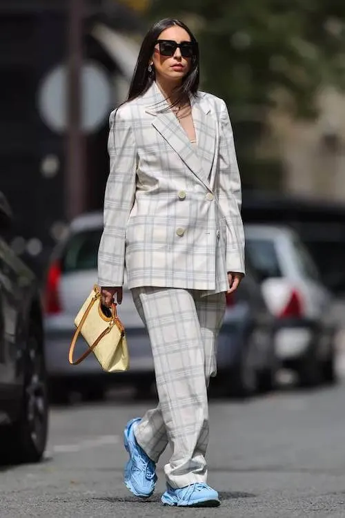 business casual work outfit ideas with sneakers women