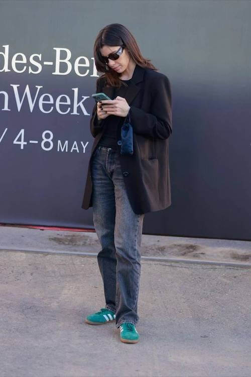 business casual work outfit ideas with sneakers women