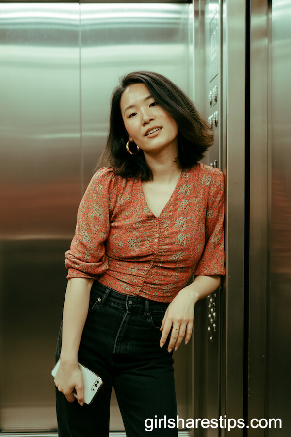 Bright Floral Blouse High-Waist Jeans for a Pop of Color