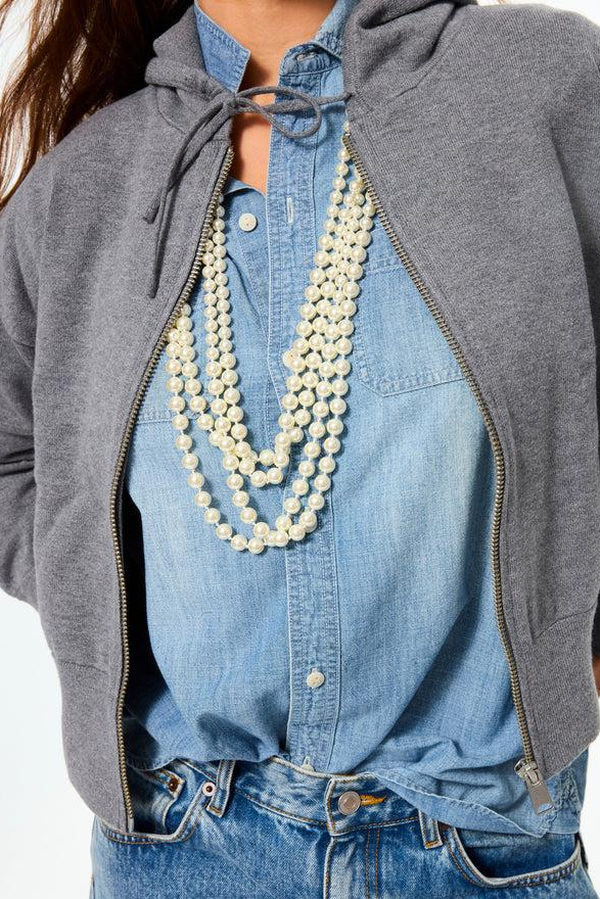 casual pearl necklace outfit