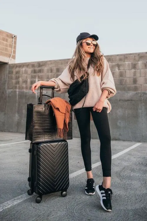 45+ Chic Travel Outfits To Stay Comfy and Stylish [2024]: Best Travel ...