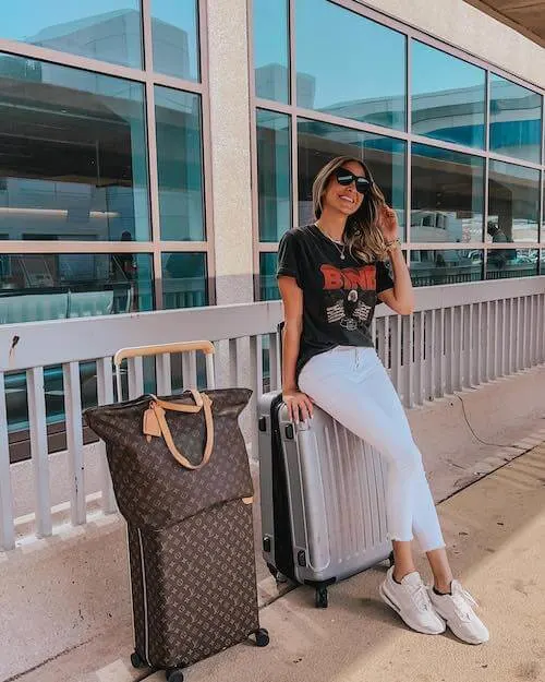 travel outfits with white jeans