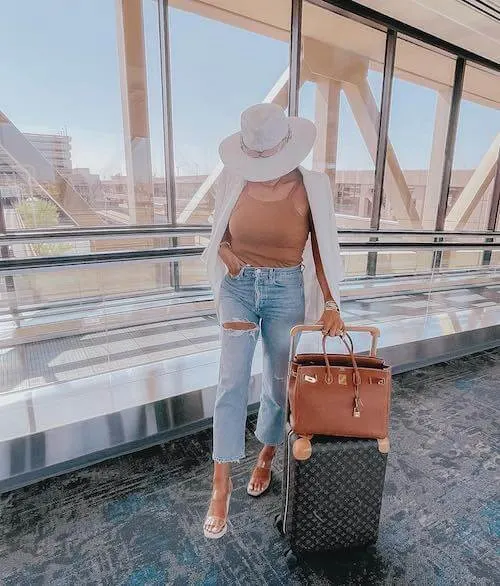 neutral travel outfits for women