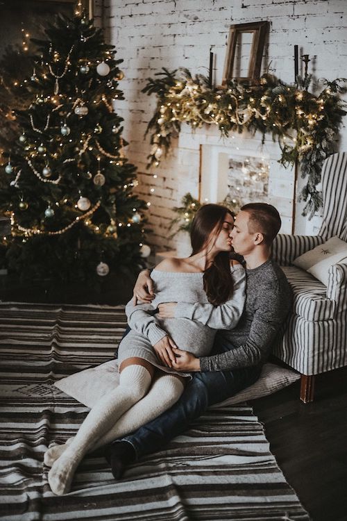 christmas maternity photoshoot ideas