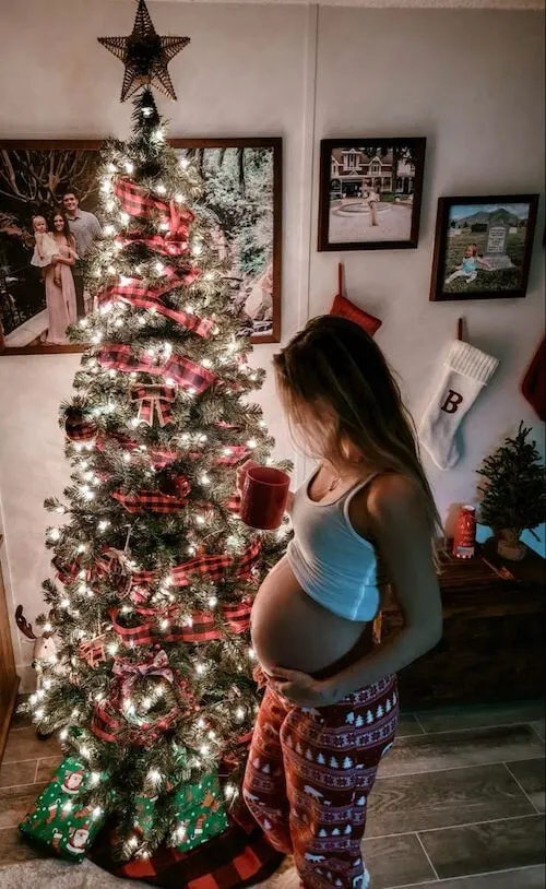 christmas maternity photoshoot ideas