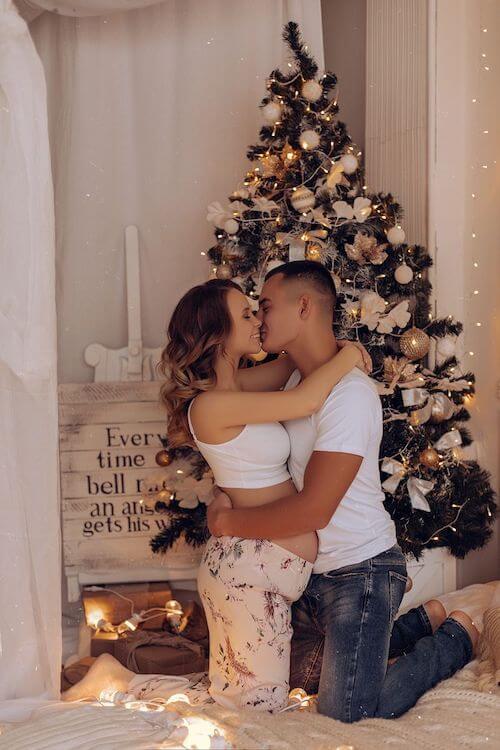 christmas maternity photoshoot ideas