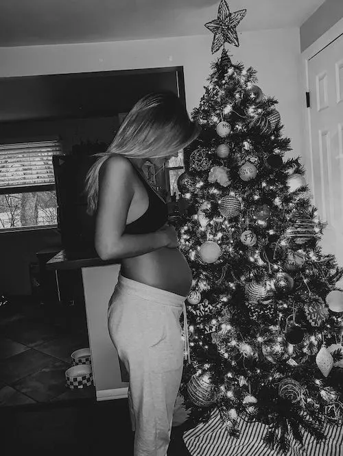 christmas maternity photoshoot ideas