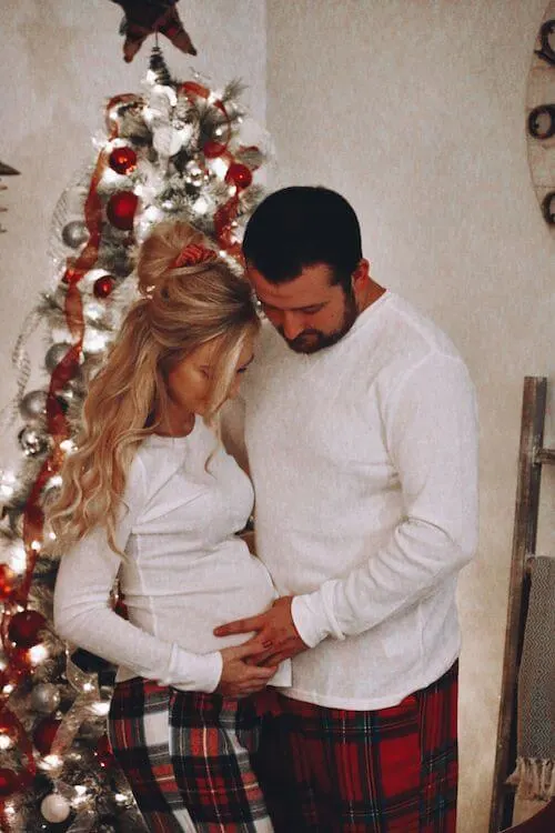 christmas maternity photoshoot ideas