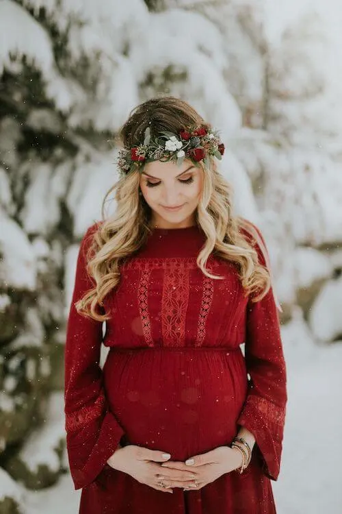 christmas maternity photoshoot ideas