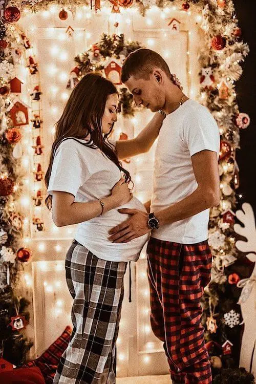 christmas maternity photoshoot ideas