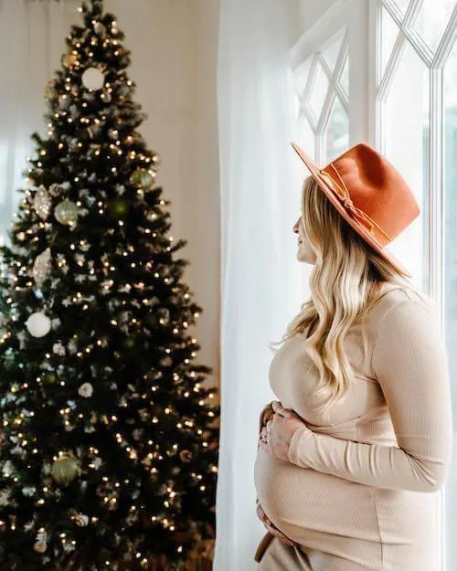 christmas maternity photoshoot ideas