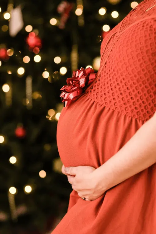 christmas maternity photoshoot ideas