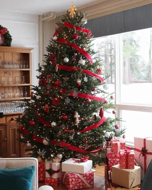 classic traditional Christmas tree decor ideas