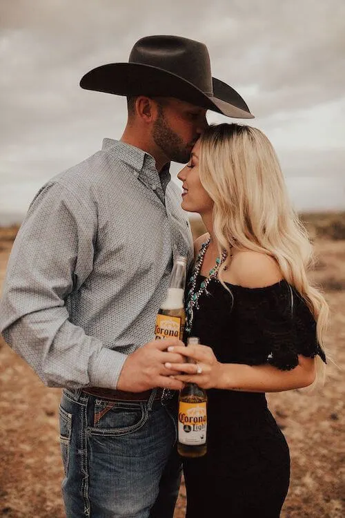 country photoshoot outfit ideas couple