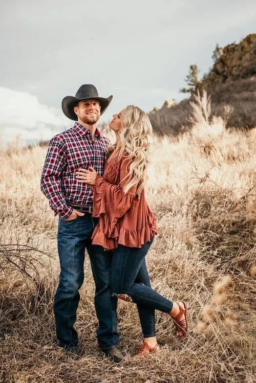 country photoshoot outfit ideas couple