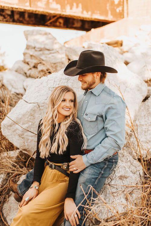 country photoshoot outfit ideas couple