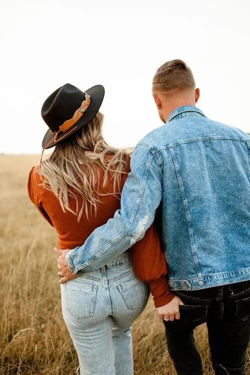 country photoshoot outfit ideas couple