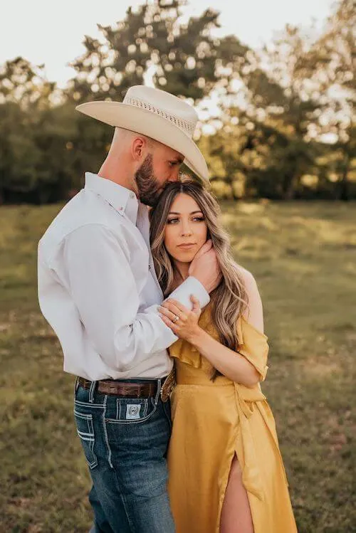 country photoshoot outfit ideas couple