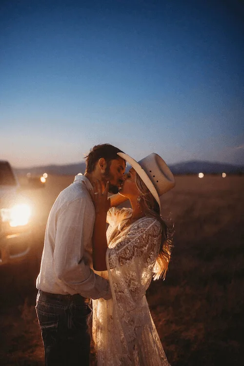 country photoshoot outfit ideas couple