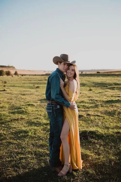 country photoshoot outfit ideas couple