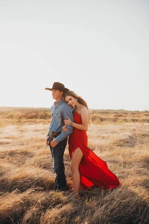 country photoshoot outfit ideas couple