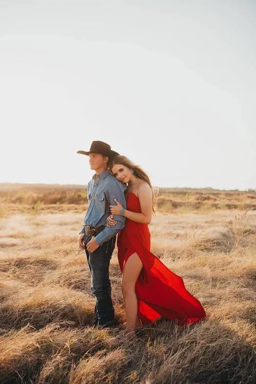 country photoshoot outfit ideas couple