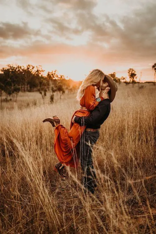 country photoshoot outfit ideas couple