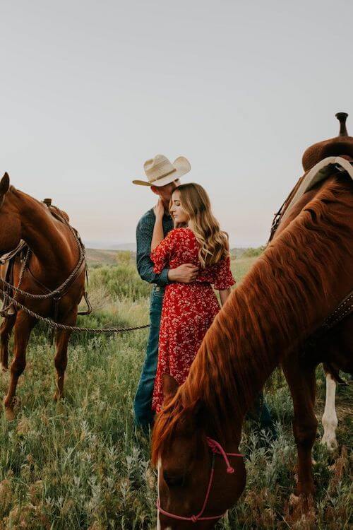 country photoshoot outfit ideas couple