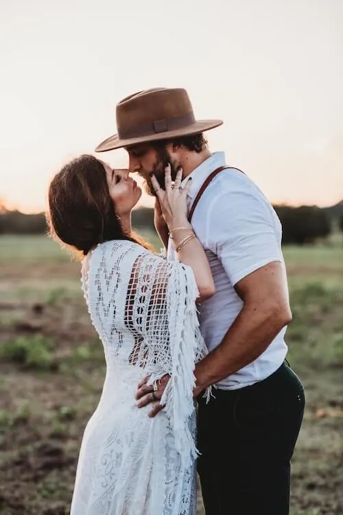 country photoshoot outfit ideas couple