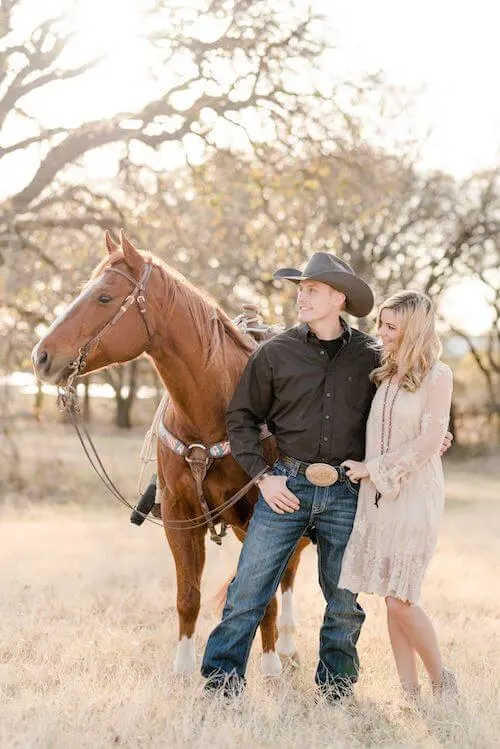 country photoshoot outfit ideas couple