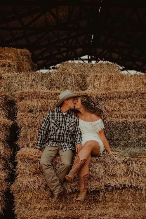 country photoshoot outfit ideas couple