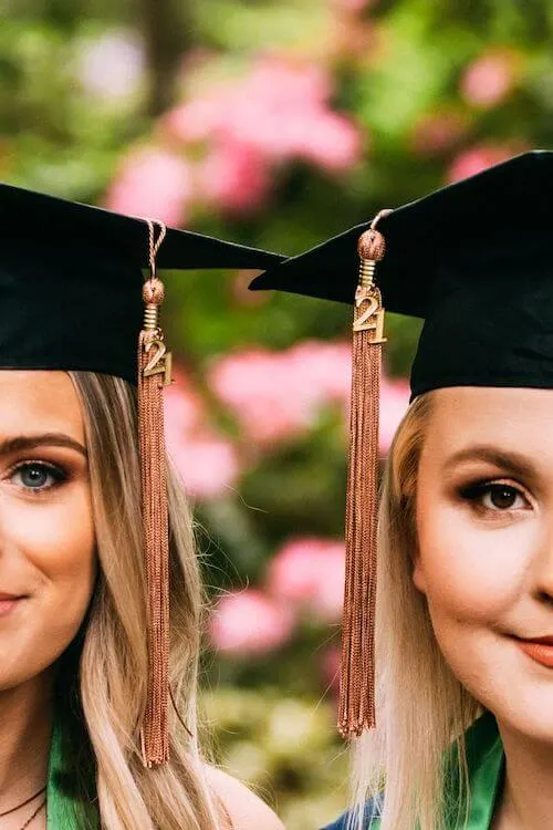 Cute Graduation Photo Ideas With Friends And Families