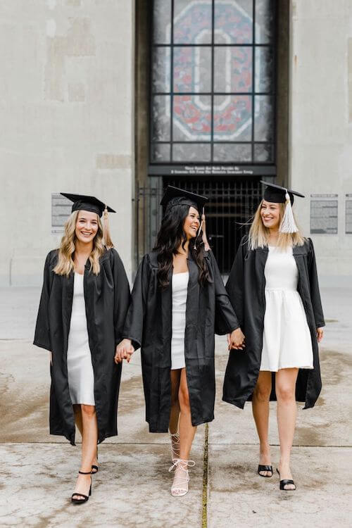 Cute Graduation Photo Ideas With Friends And Families