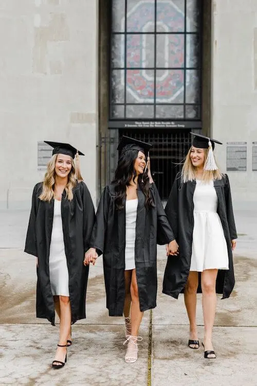 Cute Graduation Photo Ideas With Friends And Families