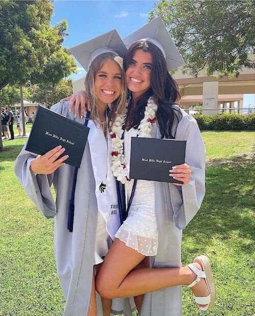 Cute Graduation Photo Ideas With Friends And Families